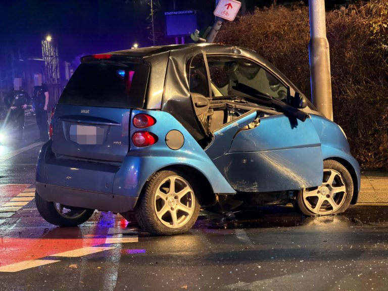 Schwerer Unfall in Mönchengladbach 22-J prallt mit Auto gegen Ampelmast Bild 4