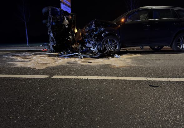 Schwerer Verkehrsunfall in Giesenkirchen - vier schwer verletzte Personen Foto Sascha Hohnen Bild6