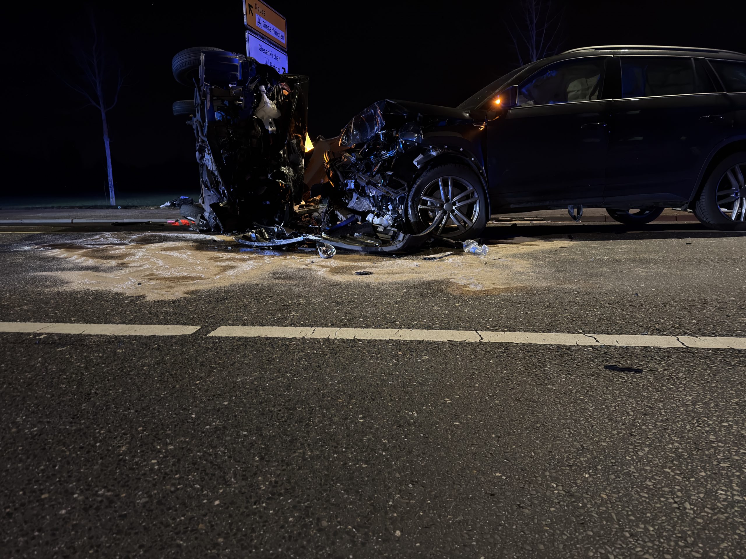 Schwerer Verkehrsunfall in Giesenkirchen - vier schwer verletzte Personen Foto Sascha Hohnen Bild6