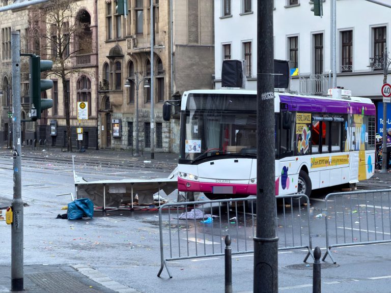 Unfalldrama beim Veilchendienstagszug 23-jährige Ordnerin von Bus erfasst
