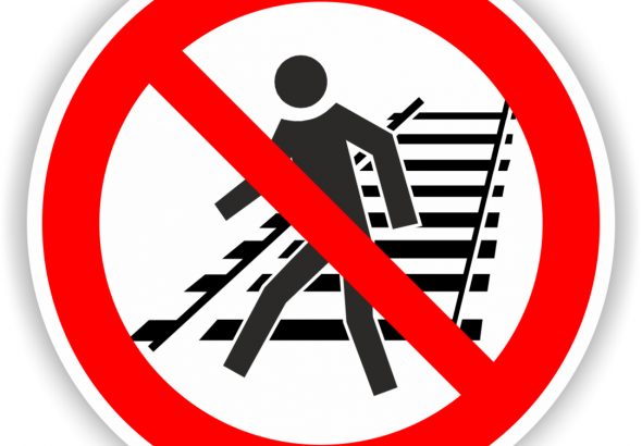 symbolbild zugschienen verbot