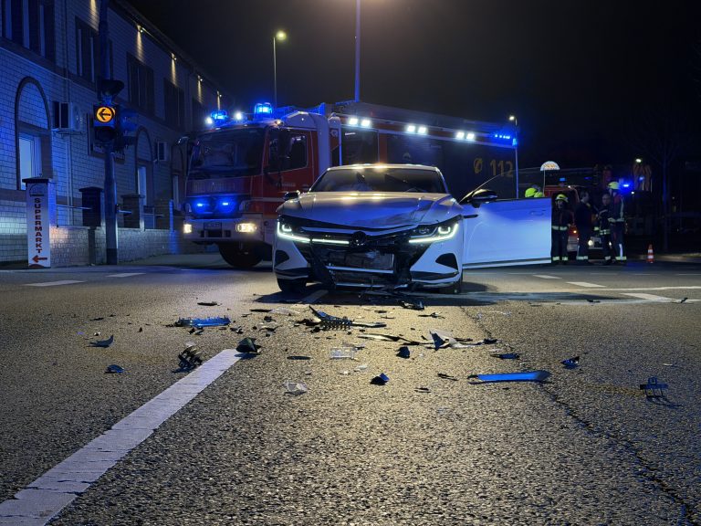 Verkehrsunfall auf der Duvenstraße Zwei Pkw kollidieren6