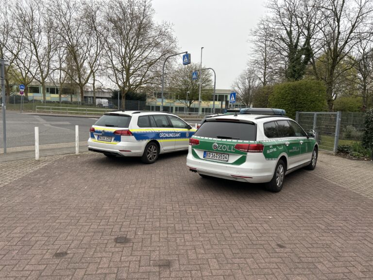 Einsatzfahrzeuge von Zoll und Ordnungsamt