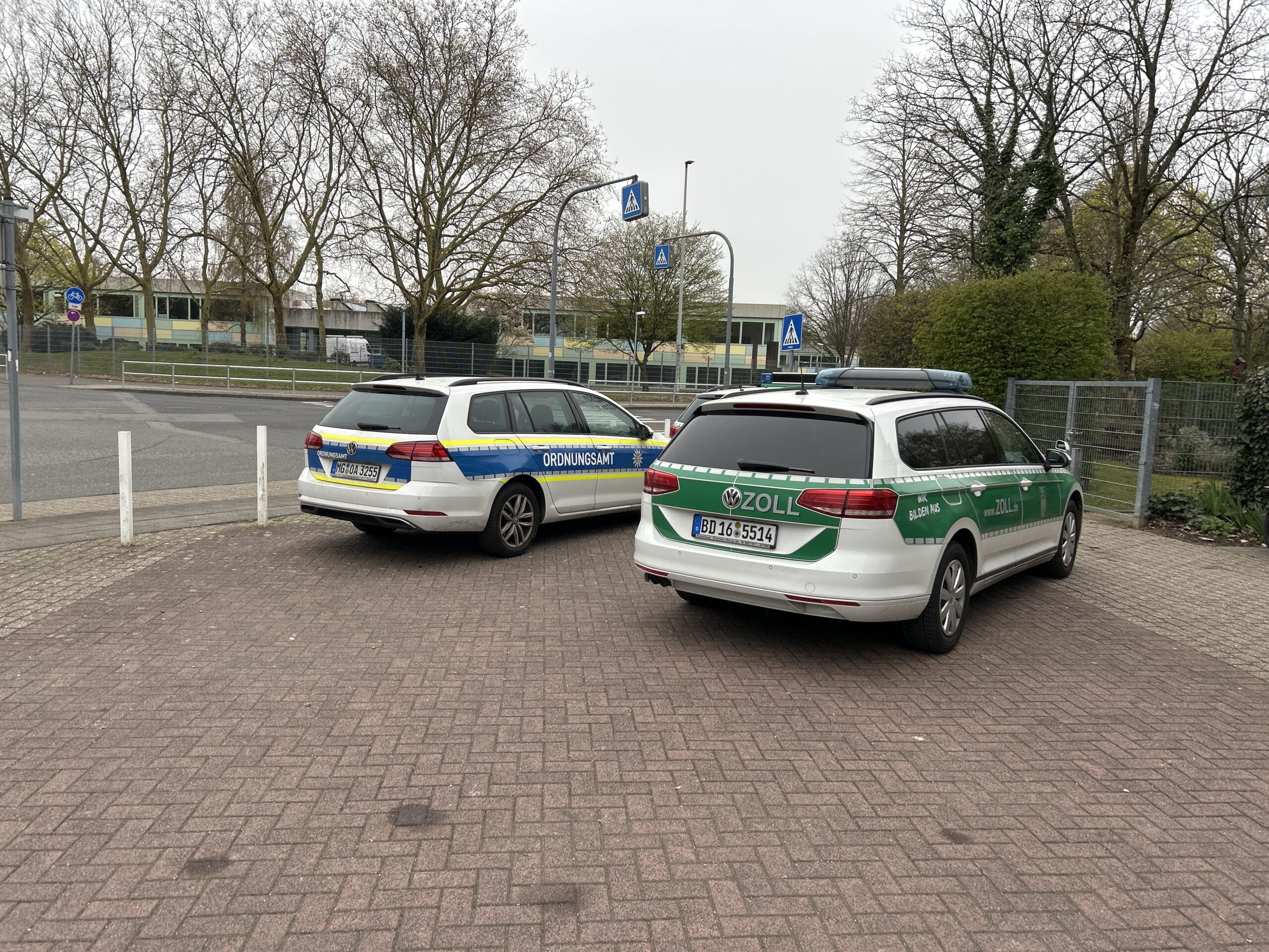Einsatzfahrzeuge von Zoll und Ordnungsamt