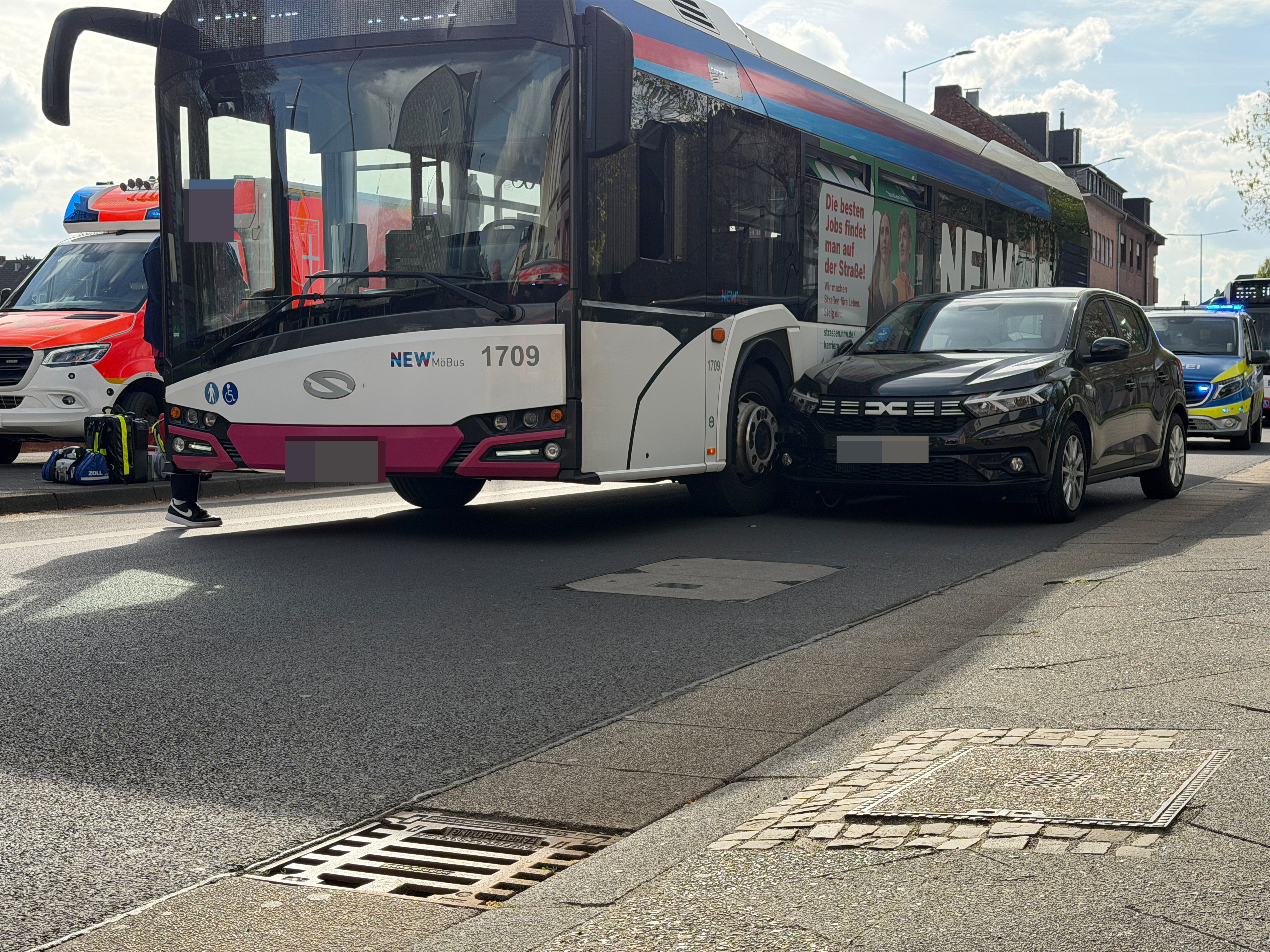 Unfall PKW gegen Bus Frau stürzt Bild 3