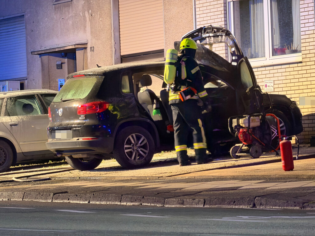 Fahrzeugbrand in Mönchengladbach-Heyden Berlinerstrße Auto geht in Flammen auf