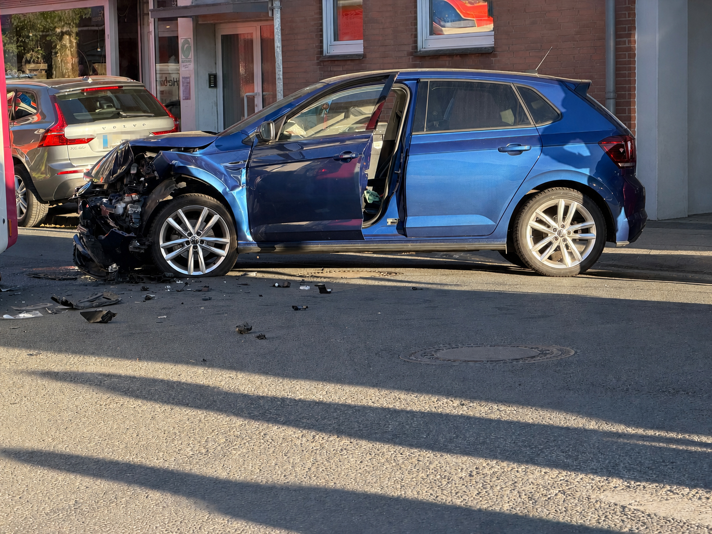 Unfall watelerstraße ecke Erlenstraße PKW gegen Bus Bild 3