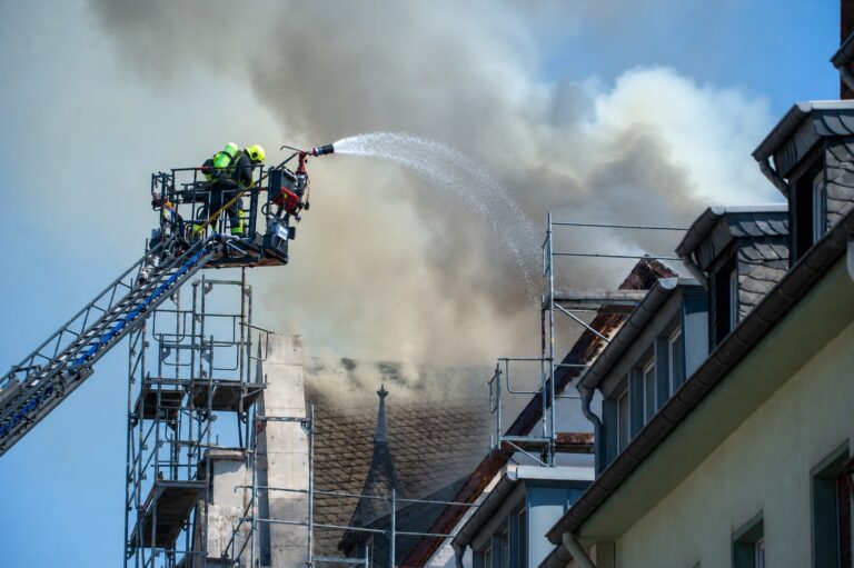 Dachstuhlbrand an der Von-Galen-Straße in Rheydt (3)