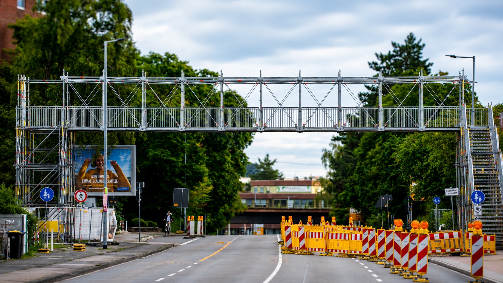 Der Bau der Behelfsbrücke über die Theodor-Heuss-Straße 1