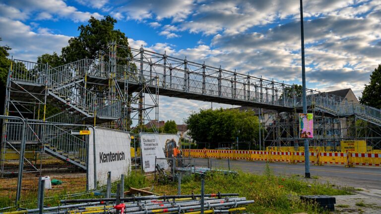 Der Bau der Behelfsbrücke über die Theodor-Heuss-Straße 2