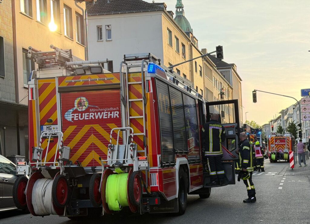 Feuerwehr auf der Hauptstraße Papier im Schacht angezündet 1