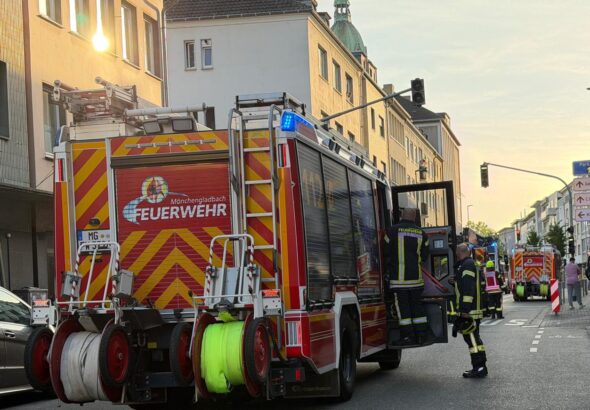 Feuerwehr auf der Hauptstraße Papier im Schacht angezündet 1