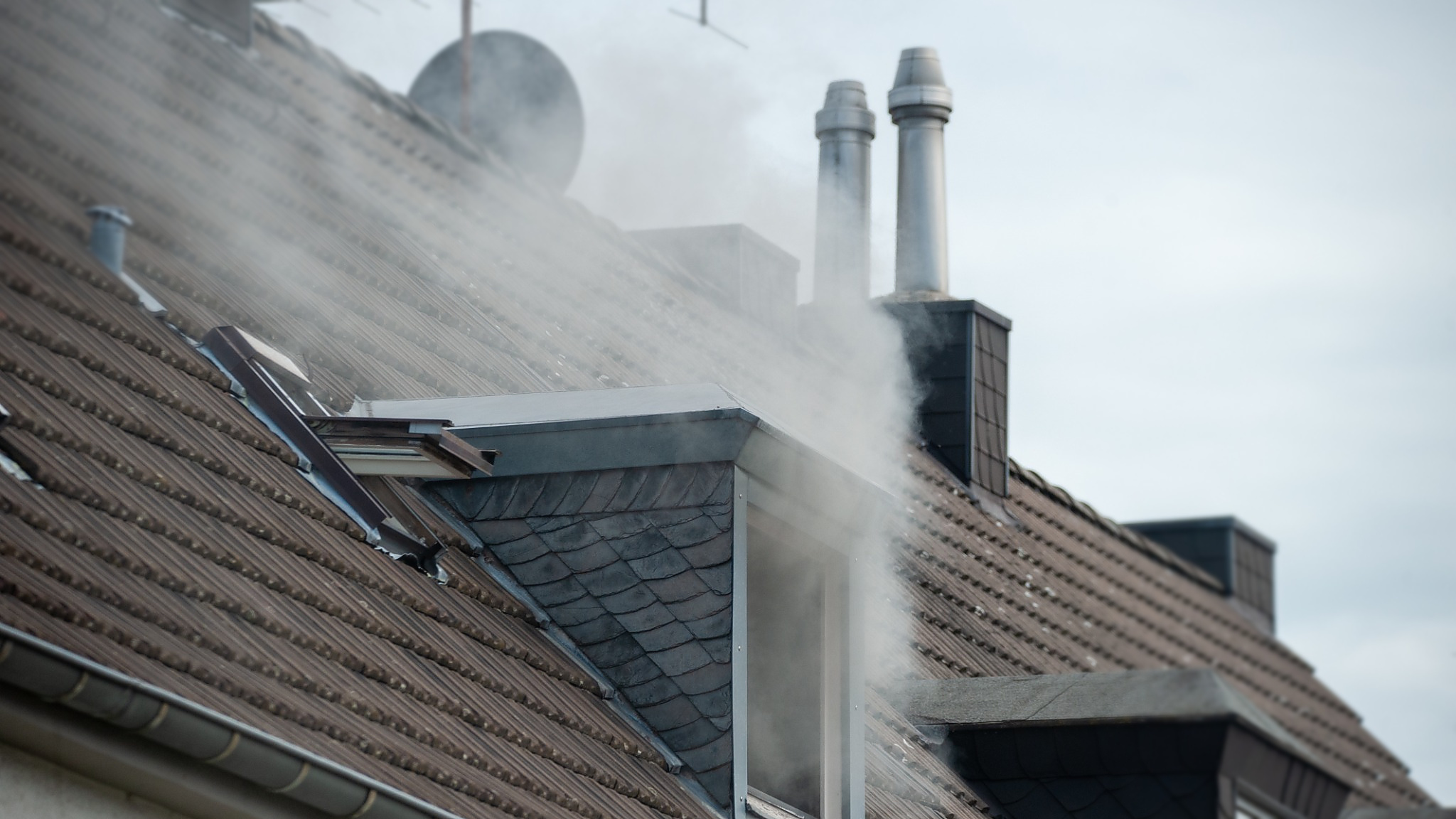 Zimmerbrand in Mönchengladbach Wärmelampe löst Feuer aus 3