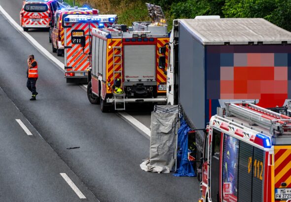 toedlicher-unfall-a61-moenchengladbach-holt-lkw
