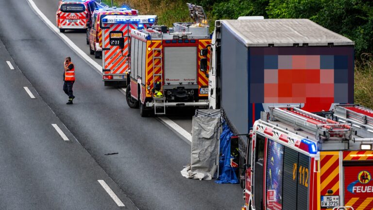 toedlicher-unfall-a61-moenchengladbach-holt-lkw