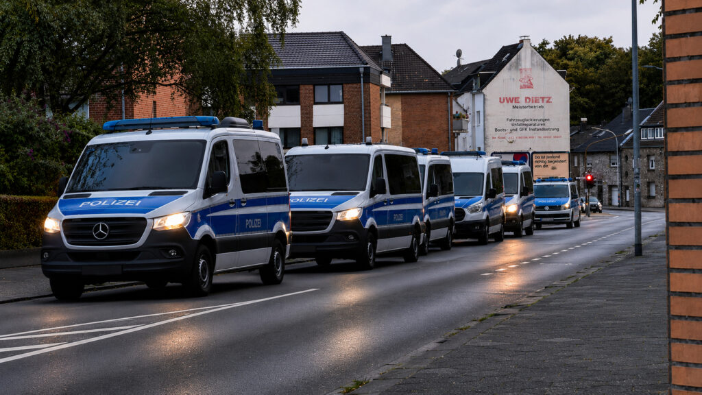 Mehrere Polizeifahrzeuge fahren im Rahmen einer behördenübergreifenden Großkontrolle durch die Mönchengladbacher Innenstadt.