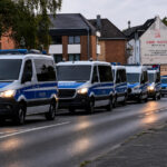 Mehrere Polizeifahrzeuge fahren im Rahmen einer behördenübergreifenden Großkontrolle durch die Mönchengladbacher Innenstadt.