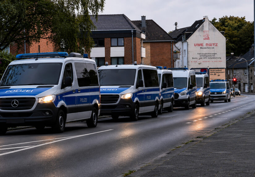 Mehrere Polizeifahrzeuge fahren im Rahmen einer behördenübergreifenden Großkontrolle durch die Mönchengladbacher Innenstadt.