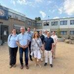 Sie präsentierten das Schulgebäude (erste Reihe, v.l.): Valeria Ziebart, Raimund Eckers, Oksana Drozdov (alle gmmg) und Sascha Derichs (Schule und Sport) sowie (zweite Reihe, v.l.): Daniel Sommer (gmmg), Dennis Prudlik, Svenja Henßen (beide Schule und Sport) und Holger Wildemann mit Britta Grote-Vent (beide Schulvorbereitungsteam) (© Stadt Mönchengladbach).