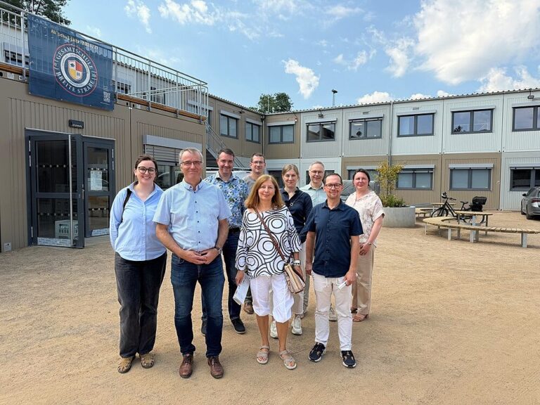 Sie präsentierten das Schulgebäude (erste Reihe, v.l.): Valeria Ziebart, Raimund Eckers, Oksana Drozdov (alle gmmg) und Sascha Derichs (Schule und Sport) sowie (zweite Reihe, v.l.): Daniel Sommer (gmmg), Dennis Prudlik, Svenja Henßen (beide Schule und Sport) und Holger Wildemann mit Britta Grote-Vent (beide Schulvorbereitungsteam) (© Stadt Mönchengladbach).