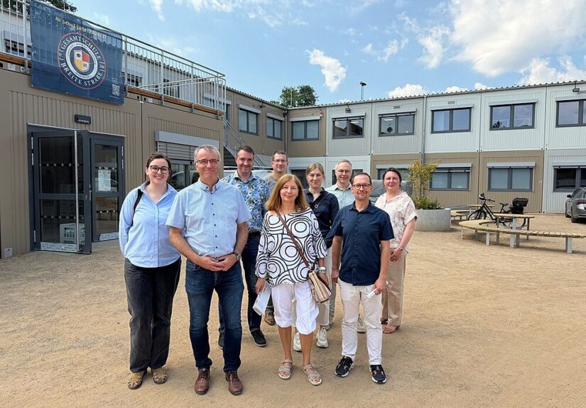 Sie präsentierten das Schulgebäude (erste Reihe, v.l.): Valeria Ziebart, Raimund Eckers, Oksana Drozdov (alle gmmg) und Sascha Derichs (Schule und Sport) sowie (zweite Reihe, v.l.): Daniel Sommer (gmmg), Dennis Prudlik, Svenja Henßen (beide Schule und Sport) und Holger Wildemann mit Britta Grote-Vent (beide Schulvorbereitungsteam) (© Stadt Mönchengladbach).