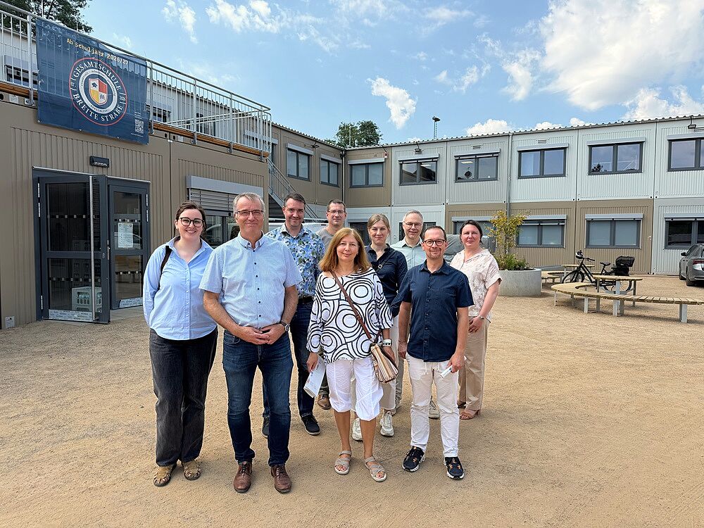 Sie präsentierten das Schulgebäude (erste Reihe, v.l.): Valeria Ziebart, Raimund Eckers, Oksana Drozdov (alle gmmg) und Sascha Derichs (Schule und Sport) sowie (zweite Reihe, v.l.): Daniel Sommer (gmmg), Dennis Prudlik, Svenja Henßen (beide Schule und Sport) und Holger Wildemann mit Britta Grote-Vent (beide Schulvorbereitungsteam) (© Stadt Mönchengladbach).