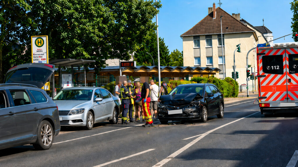 Beschädigte Fahrzeuge nach einem Auffahrunfall auf der Odenkirchener Straße in Mönchengladbach.