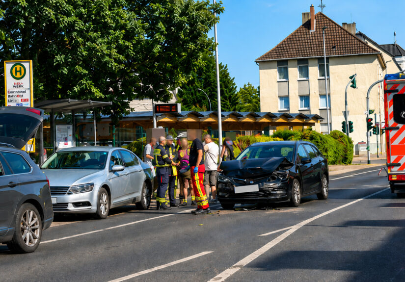 Beschädigte Fahrzeuge nach einem Auffahrunfall auf der Odenkirchener Straße in Mönchengladbach.