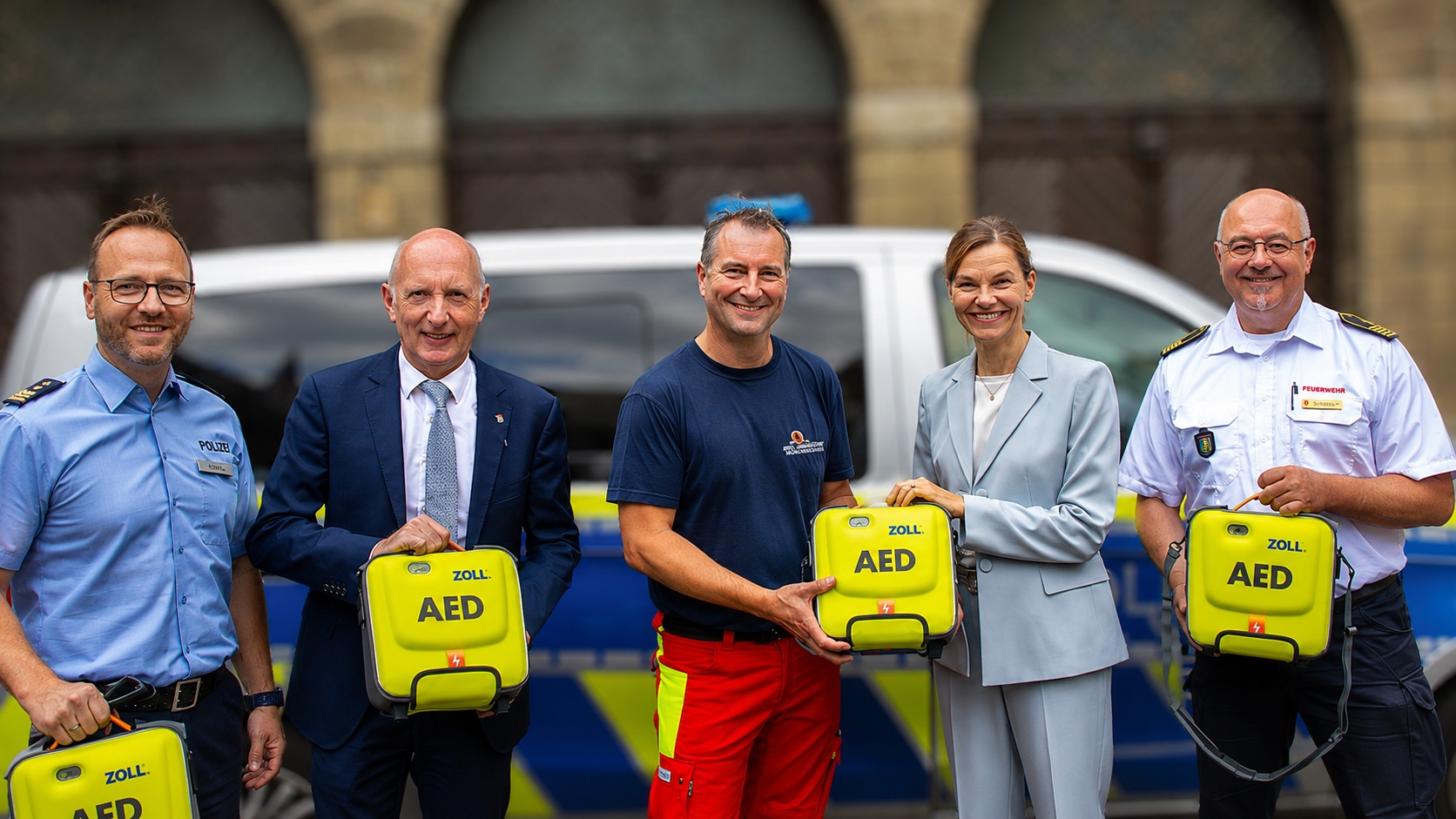Feuerwehr und Polizei erweitern ihre Zusammenarbeit. Zehn Funkstreifenwagen erhalten Automatisierte Externe Defibrillatoren. (v.l.n.r. Alexander Stoll, Stephan Zenker, Dr. Marc Deußen, Silke Wehmhörner, Dirk Schattka