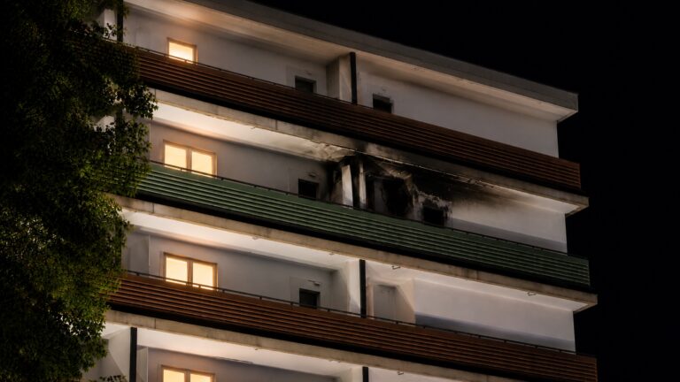 Nächtlicher Großeinsatz von Feuerwehr und Polizei wegen eines Brandes im Wohnkomplex Römerbrunnen