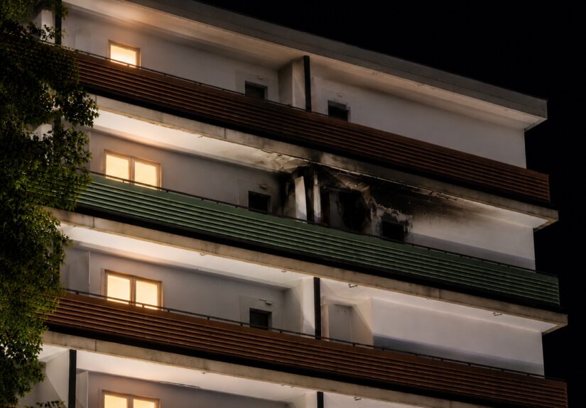 Nächtlicher Großeinsatz von Feuerwehr und Polizei wegen eines Brandes im Wohnkomplex Römerbrunnen
