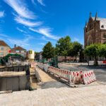 Große Beete (links) trennen den Parkplatz vom Bereich vor der Kirche, der eine zentrale Funktion für das öffentliche Leben einnehmen soll. (© Stadt Mönchengladbach)