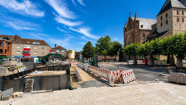 Große Beete (links) trennen den Parkplatz vom Bereich vor der Kirche, der eine zentrale Funktion für das öffentliche Leben einnehmen soll. (© Stadt Mönchengladbach)
