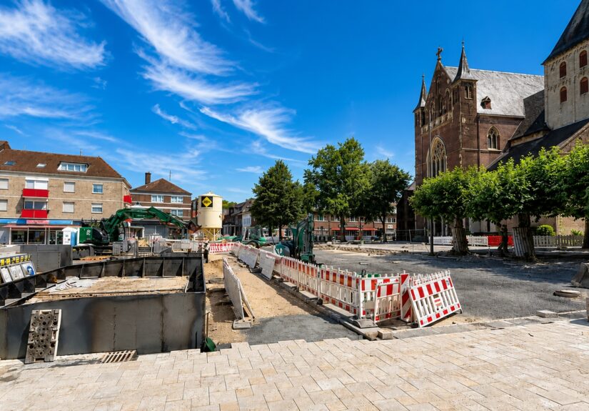 Große Beete (links) trennen den Parkplatz vom Bereich vor der Kirche, der eine zentrale Funktion für das öffentliche Leben einnehmen soll. (© Stadt Mönchengladbach)