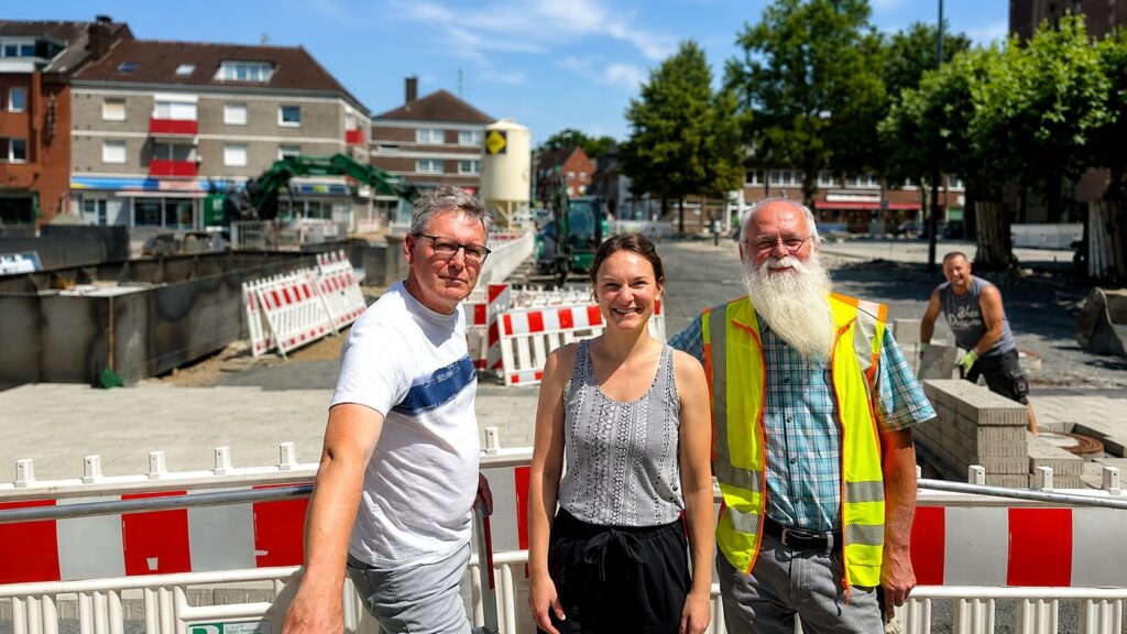 Führten über die Baustelle (v.l.), Projektleiter Jürgen Adams, Pia Scheloske aus dem Arbeitsbereich Stadterneuerung und Reinhard Waschk, Bereichsleiter im Straßen- und Ingenieurbau (© Stadt Mönchengladbach). foto Bearbeitung Sascha Hohnen