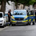 Polizeifahrzeug und Einsatzkräfte der Polizei sowie Feuerwehr auf der Mühlenstraße in Mönchengladbach während eines Einsatzes wegen einer Person in einem psychischen Ausnahmezustand.
