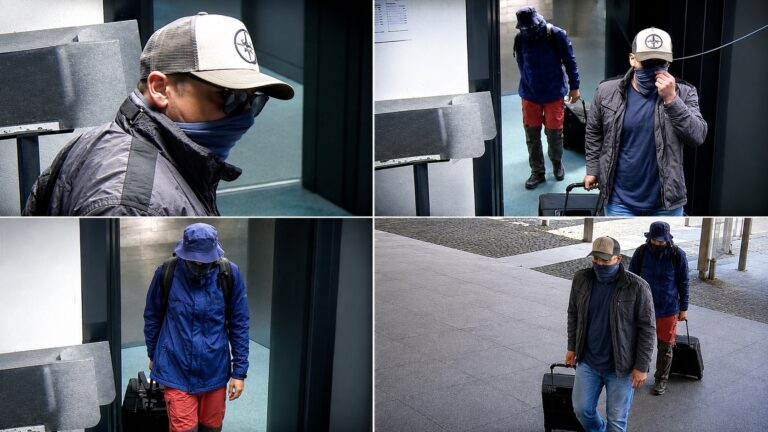 Von der Polizei Mönchengladbach veröffentlichte Überwachungsbilder zeigen zwei Tatverdächtige, die nach dem Schließfach-Einbruch in der Sparkassenfiliale Rheydt mit Rolltrolleys das Gebäude verlassen.
