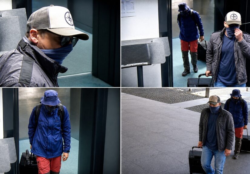 Von der Polizei Mönchengladbach veröffentlichte Überwachungsbilder zeigen zwei Tatverdächtige, die nach dem Schließfach-Einbruch in der Sparkassenfiliale Rheydt mit Rolltrolleys das Gebäude verlassen.