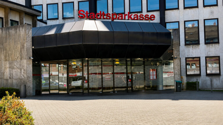 Polizeieinsatz vor der Sparkassenfiliale in Mönchengladbach-Rheydt nach dem Aufbruch mehrerer Schließfächer während der Öffnungszeiten.
