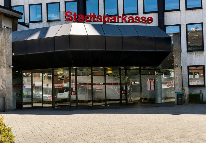 Polizeieinsatz vor der Sparkassenfiliale in Mönchengladbach-Rheydt nach dem Aufbruch mehrerer Schließfächer während der Öffnungszeiten.