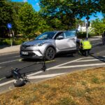 Schwerer Verkehrsunfall zwischen Pkw und E-Scooter auf der Hittastraße in Mönchengladbach.