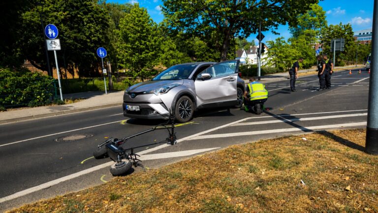 Schwerer Verkehrsunfall zwischen Pkw und E-Scooter auf der Hittastraße in Mönchengladbach.