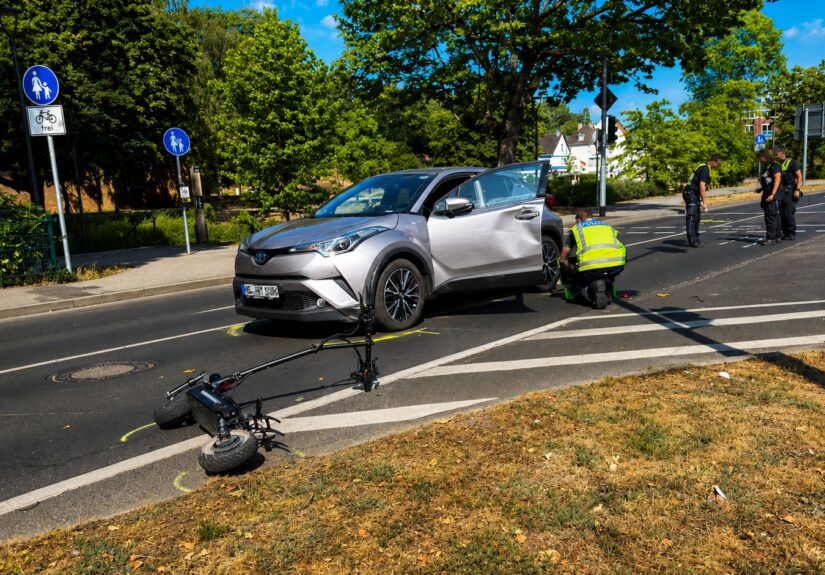 Schwerer Verkehrsunfall zwischen Pkw und E-Scooter auf der Hittastraße in Mönchengladbach.