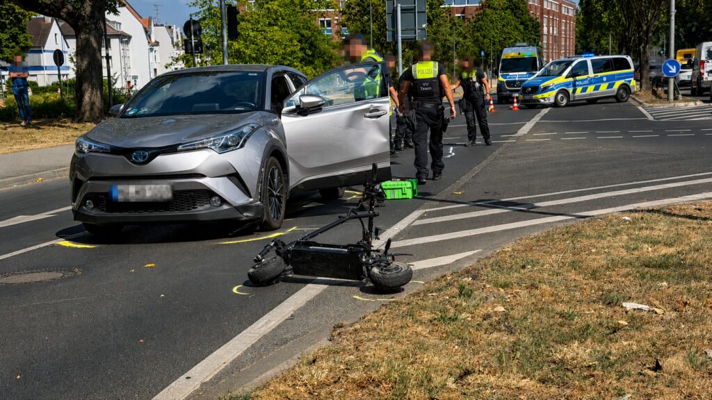 Polizeieinsatz nach einem schweren Unfall mit einem E-Scooter auf der Speicker Straße am Geropark in Mönchengladbach."