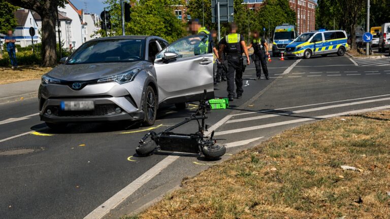 Polizeieinsatz nach einem schweren Unfall mit einem E-Scooter auf der Speicker Straße am Geropark in Mönchengladbach."