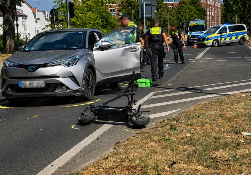 Polizeieinsatz nach einem schweren Unfall mit einem E-Scooter auf der Speicker Straße am Geropark in Mönchengladbach."