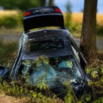 Schwer beschädigter Pkw nach einem Verkehrsunfall am Hochneukircher Weg bei Wickrathberg, nachdem das Fahrzeug gegen einen Baum geprallt war.