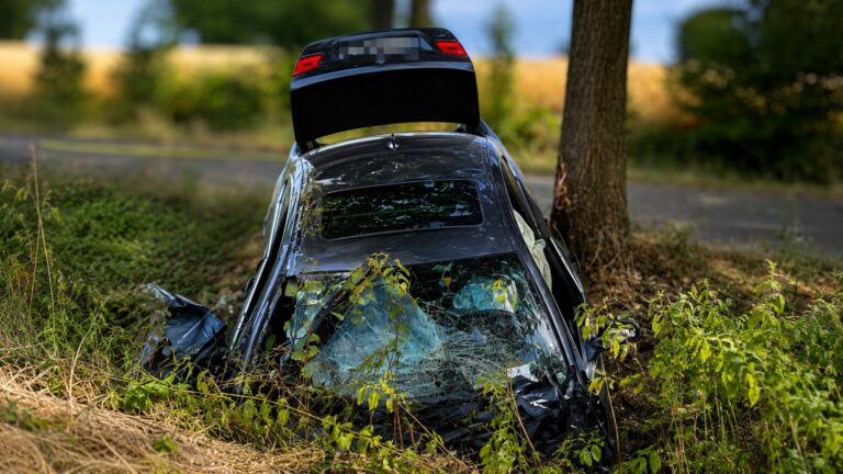 Schwer beschädigter Pkw nach einem Verkehrsunfall am Hochneukircher Weg bei Wickrathberg, nachdem das Fahrzeug gegen einen Baum geprallt war.
