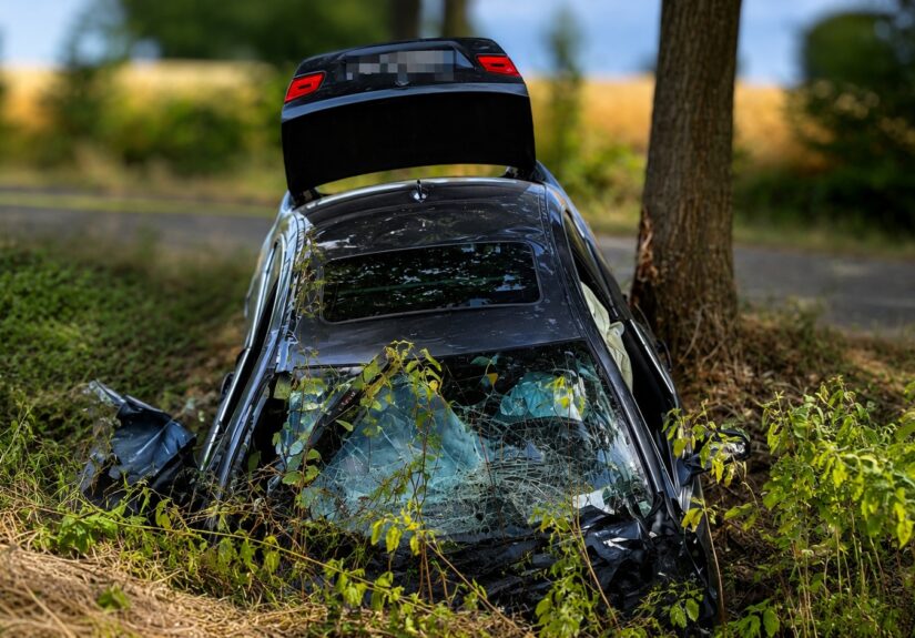 Schwer beschädigter Pkw nach einem Verkehrsunfall am Hochneukircher Weg bei Wickrathberg, nachdem das Fahrzeug gegen einen Baum geprallt war.