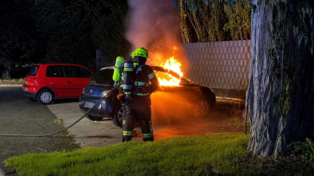 Ausgebranntes Auto nach einem Fahrzeugbrand in Mönchengladbach-Odenkirchen